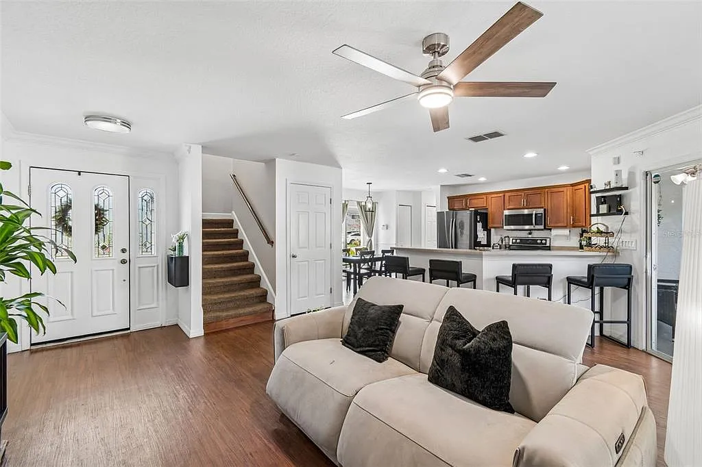 3 bed, 2.5 bath, 1602 sqft, $1,900 — Photo 2