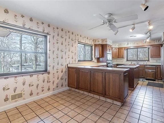 4th image of 400 Shady Crest Dr