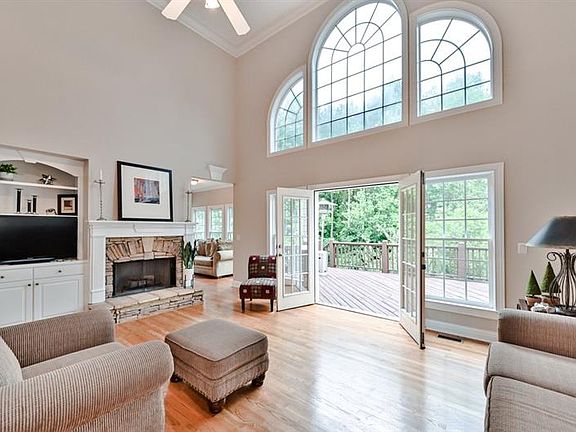 5th image of 301 Peacock Dr NW