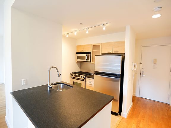 3rd image of 88 Leonard St #917