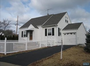 32 Knollwood Ter, Clifton, NJ 07012