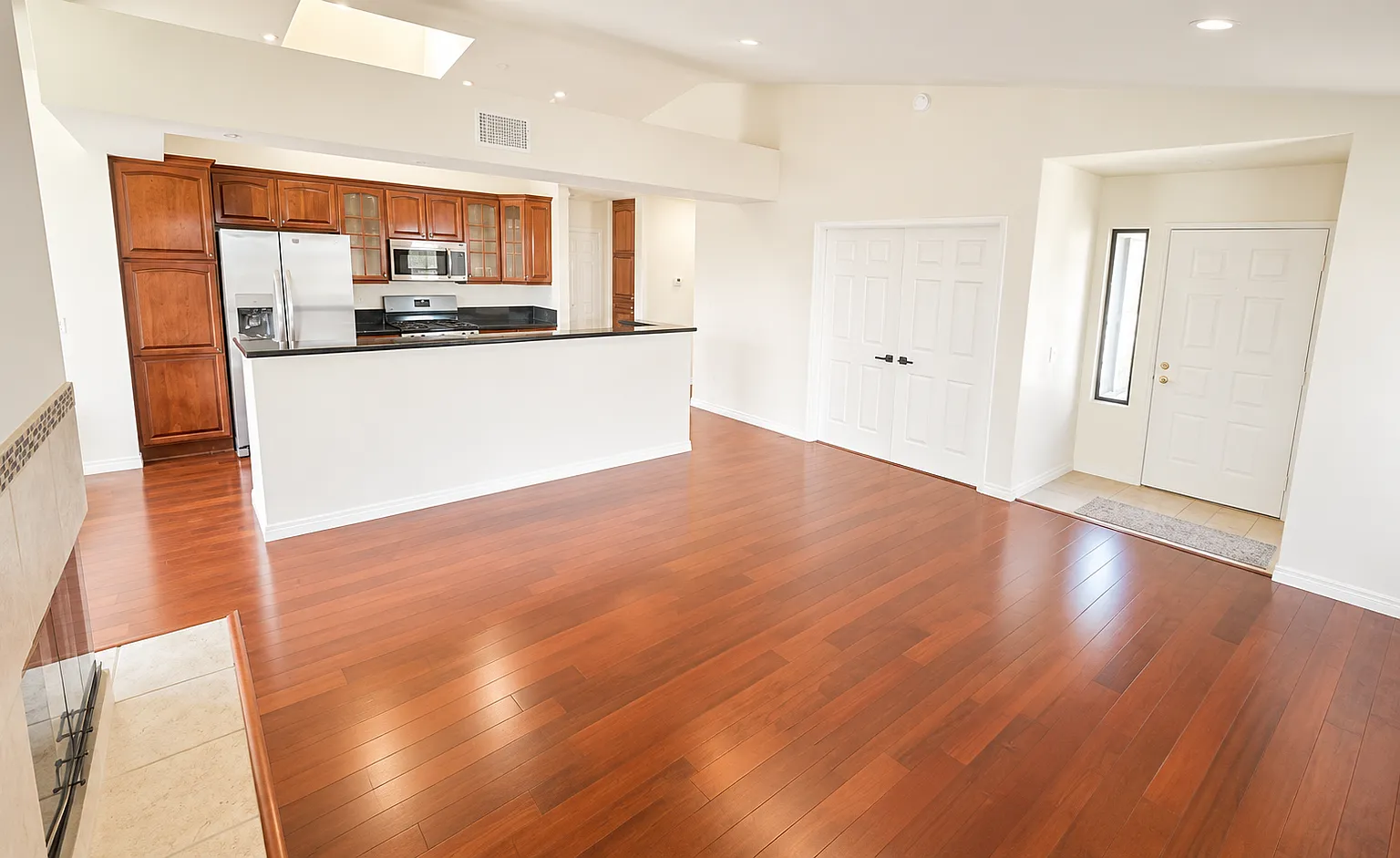 3 bed, 1123 sqft, $4,200 — Photo 2