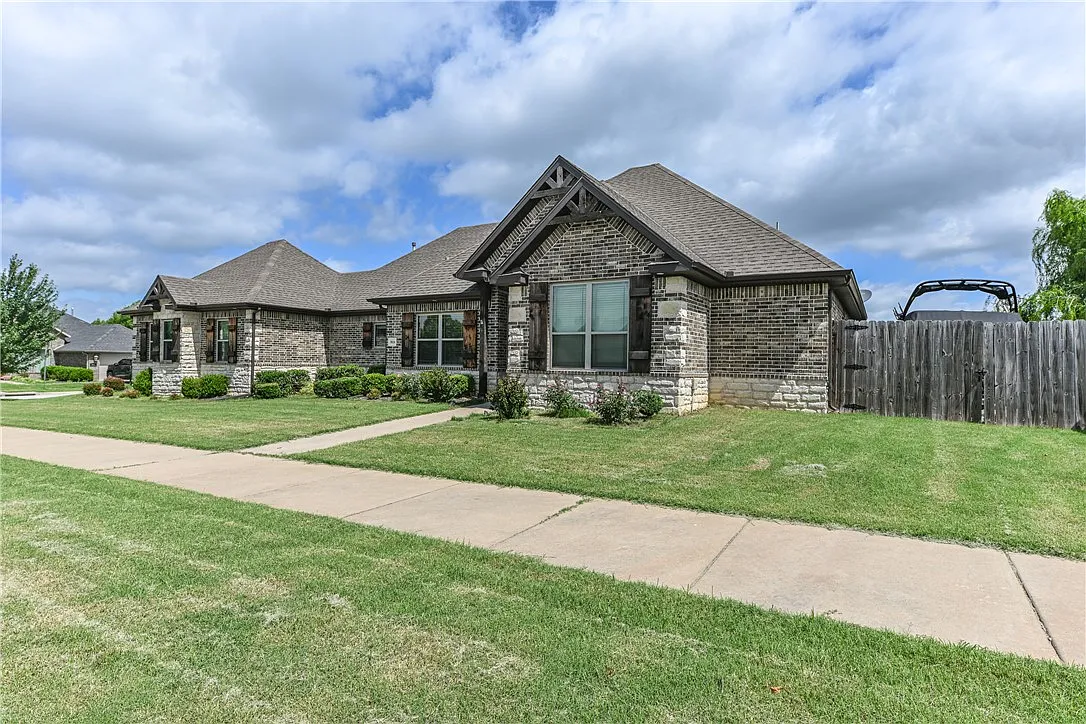 4 bed, 2.5 bath, 2200 sqft, $2,950 — Photo 1