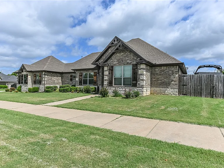 5824 W Persimmon St — Photo 1