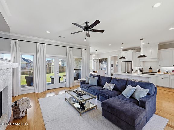 5th image of 629 Peregan St