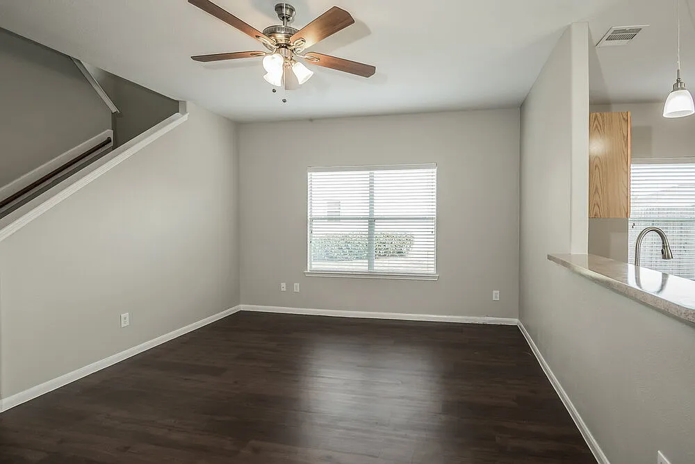 3 bed, 2.5 bath, 1850 sqft, $1,985 — Photo 4
