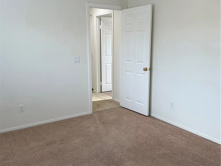 408 Middlebury Ct — Photo 35