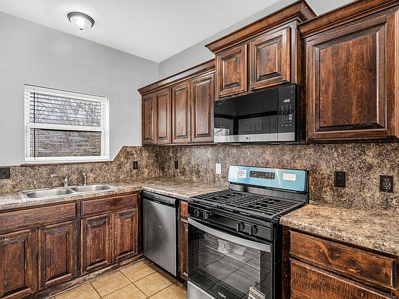 4th image of 2216 W Utah Ave