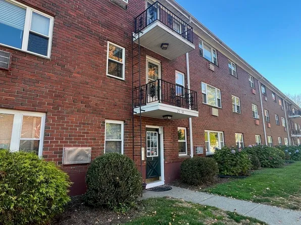 25 Regency Park Dr, Agawam, MA 01001