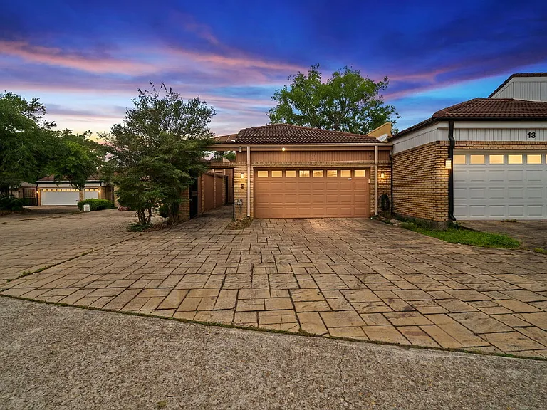 12 Hallmark Dr — Photo 23
