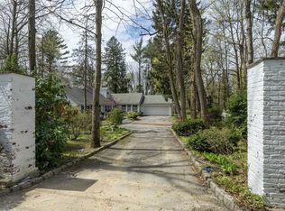 585 Motts Cove Rd S, Roslyn, NY 11576
