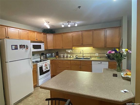 3rd image of 3605 Albert St #354