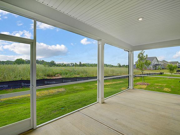 Photo representation of the Dayton plan. Colors, finishes and options will vary.