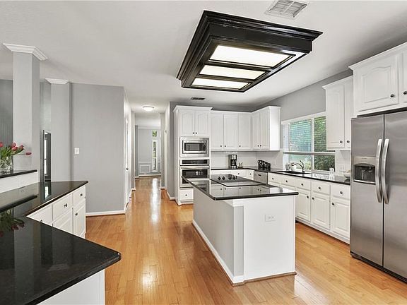 4th image of 1820 Southwicke Dr