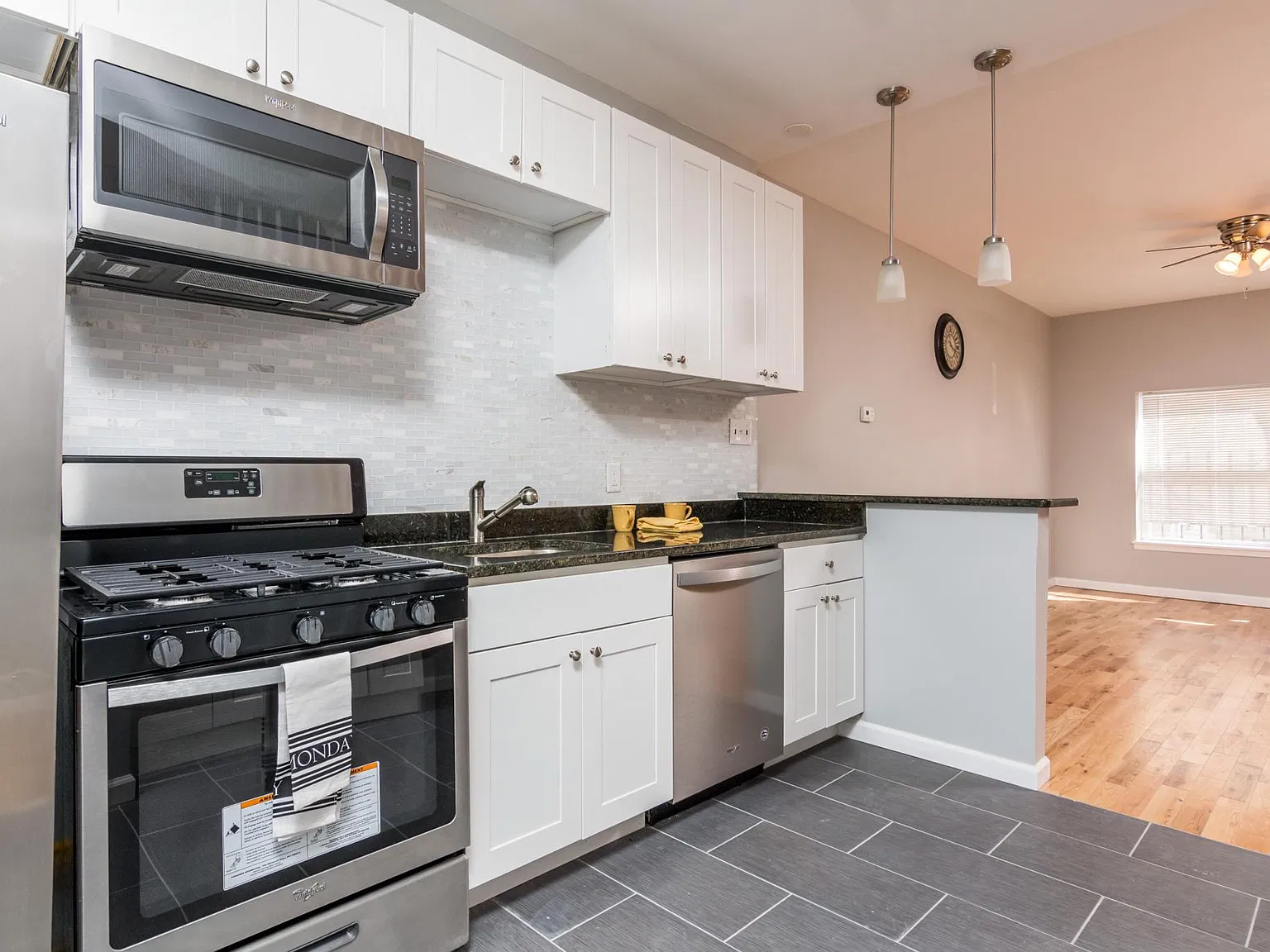 3 bed, 1300 sqft, $1,900 — Photo 2