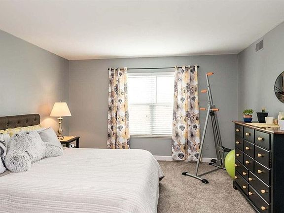4th image of 2223 S Huron Pkwy APT 3