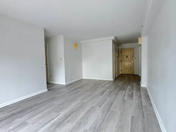 64-34 Grand Cent Parkway image 9 of 25