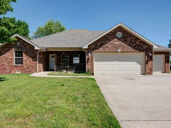 1740 S Village Lane, Bolivar, MO 65613