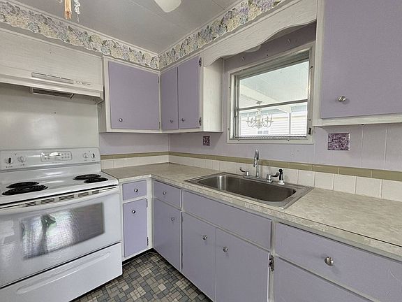 3rd image of 874 Jacaranda Cir