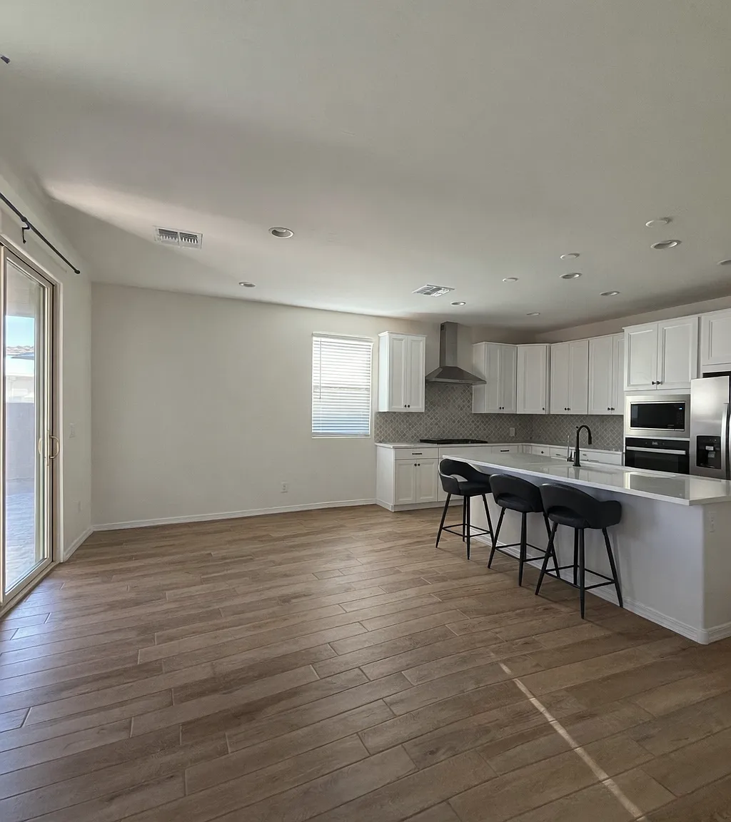4 bed, 2249 sqft, $2,900 — Photo 2