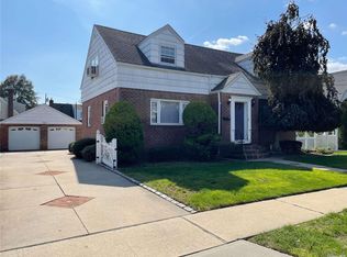 636 7th Ave, New Hyde Park, NY 11040