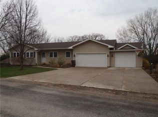 1633 Twin Valley Dr NE, Solon, IA 52333