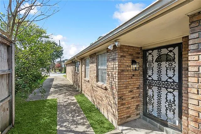 3 bed, 1.0 bath, 1225 sqft, $1,950 — Photo 2