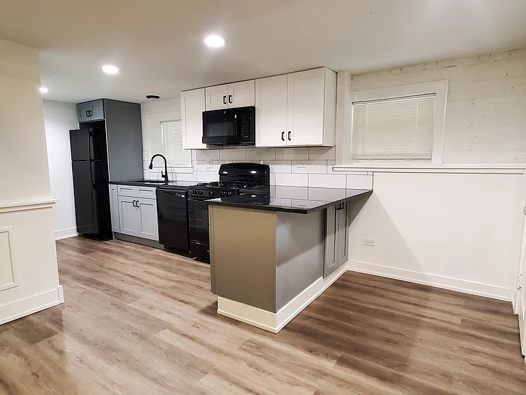 2226 W Argyle St #B1 — Photo 4