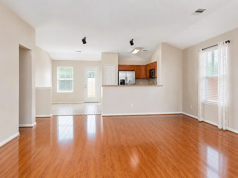 136 Easton Glen Ln — Photo 3