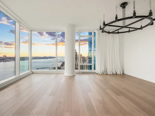 30 Riverside Boulevard image 4 of 18