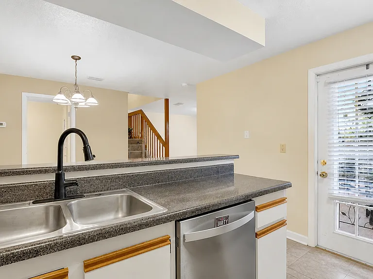 2593 S Park Ave — Photo 5