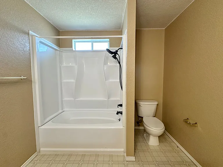 4404 Waterside Dr — Photo 20