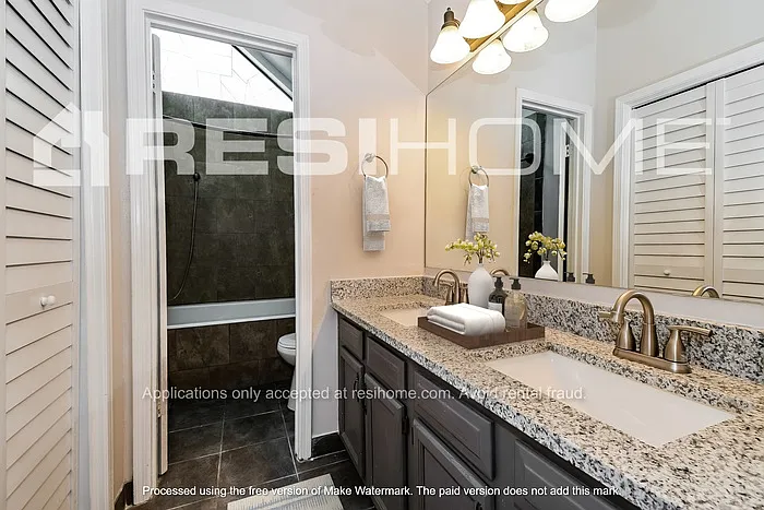 2051 Delray Ave — Photo 12