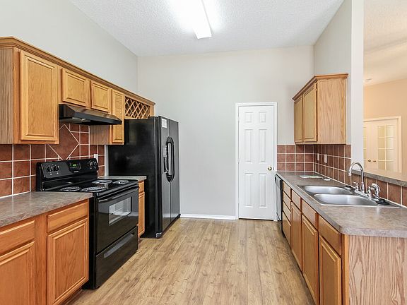 4th image of 213 Woodcreek Dr