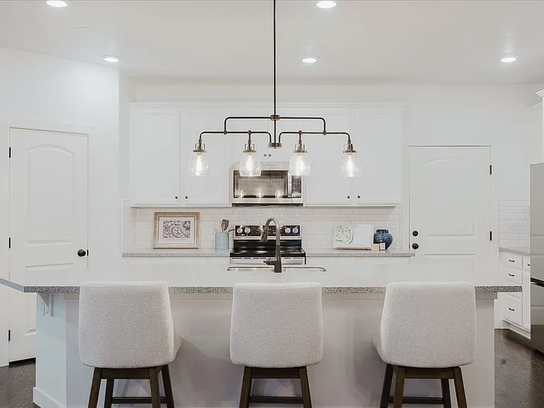 2225 Lombardy St — Photo 11
