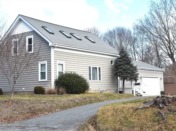 112 Gardners Neck Rd, Swansea, MA 02777