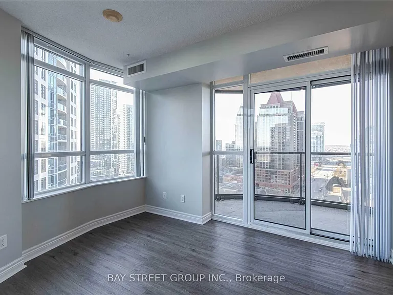 310 Burnhamthorpe Rd W #1913 — Photo 14