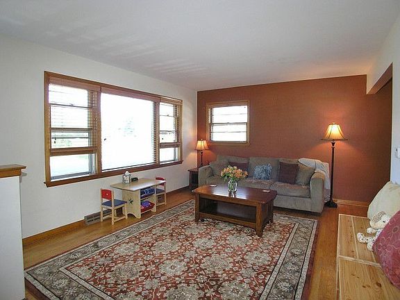 3rd image of 215 W Quincy St