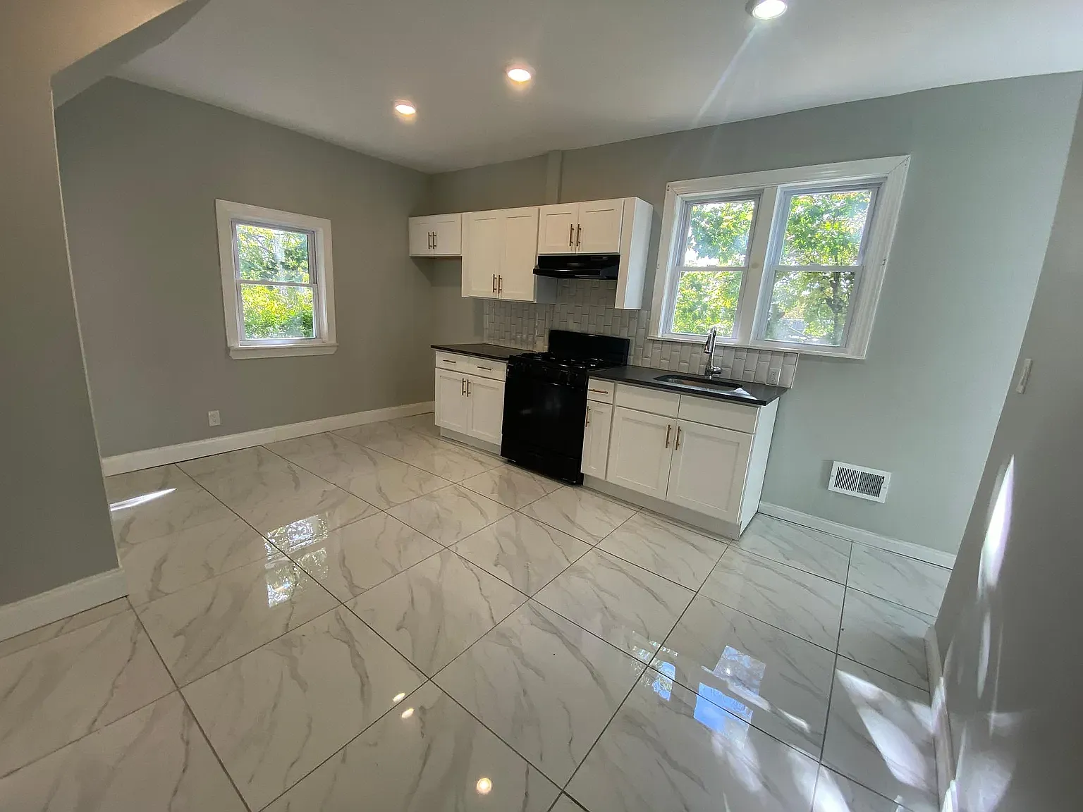 3 bed, $1,975 — Photo 1