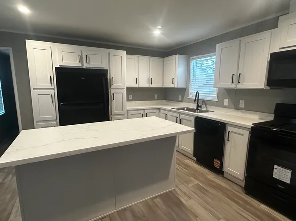 738 Waltham Dr, Mount Morris, MI 48458