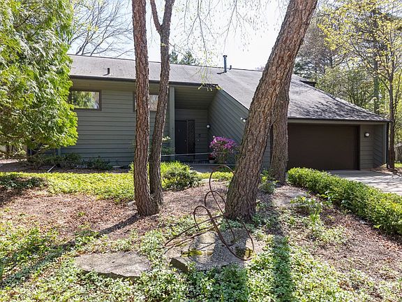 3rd image of 13 Arbor Ln