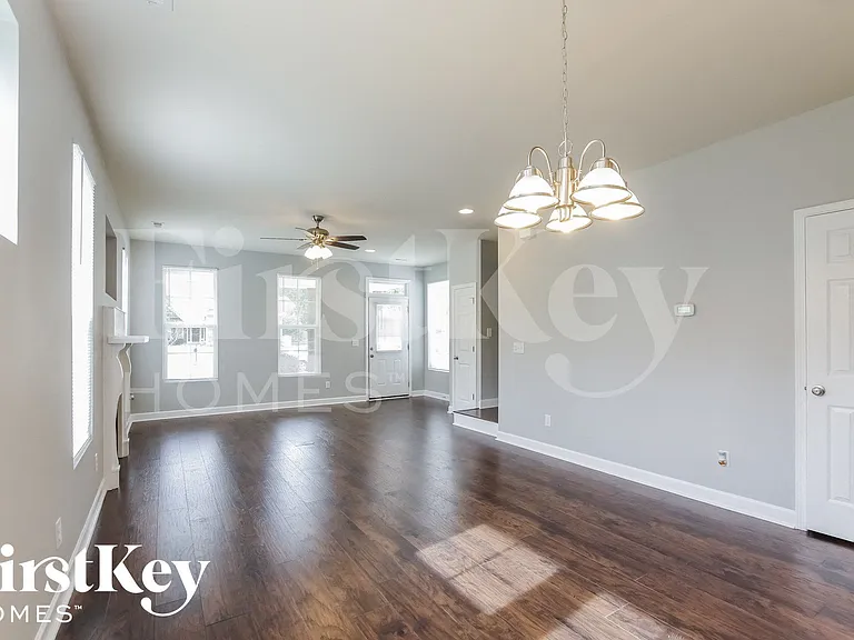713 Walnut Crossing Dr — Photo 4
