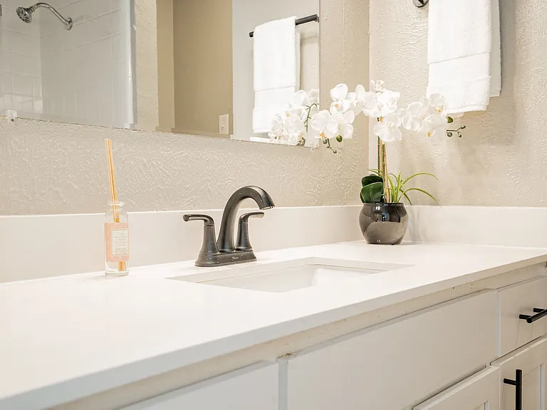 Aero White Rock — Photo 13