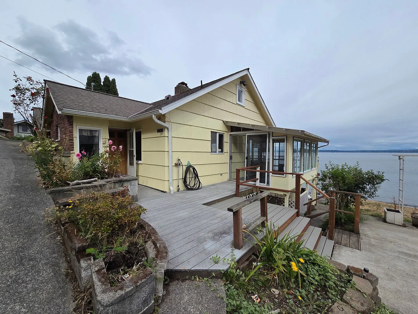 Classic Style Beach House Available for Rent in Port Orchard - 2 Bed / 2 Bath, Beachfront! — Photo 3