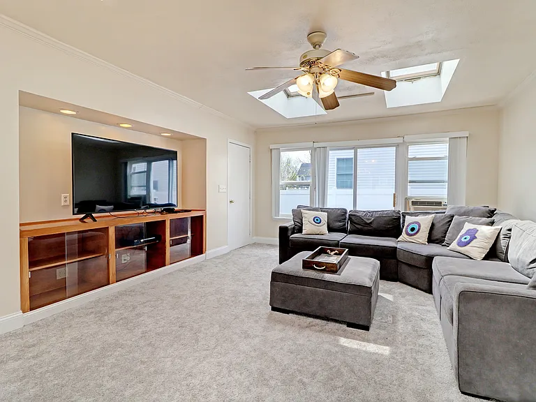 1 Salem Pl — Photo 2