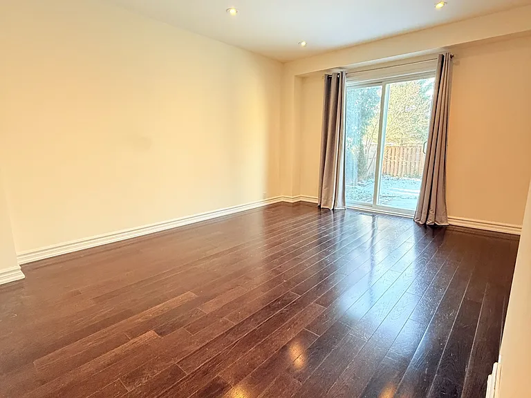 16 Madsen Cres — Photo 4