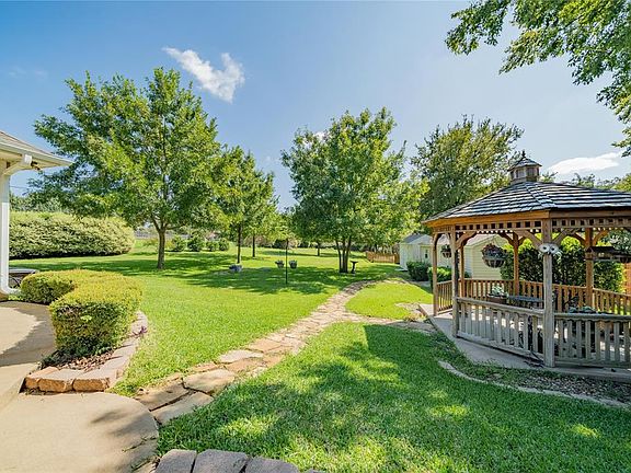4th image of 3406 Montclaire Dr