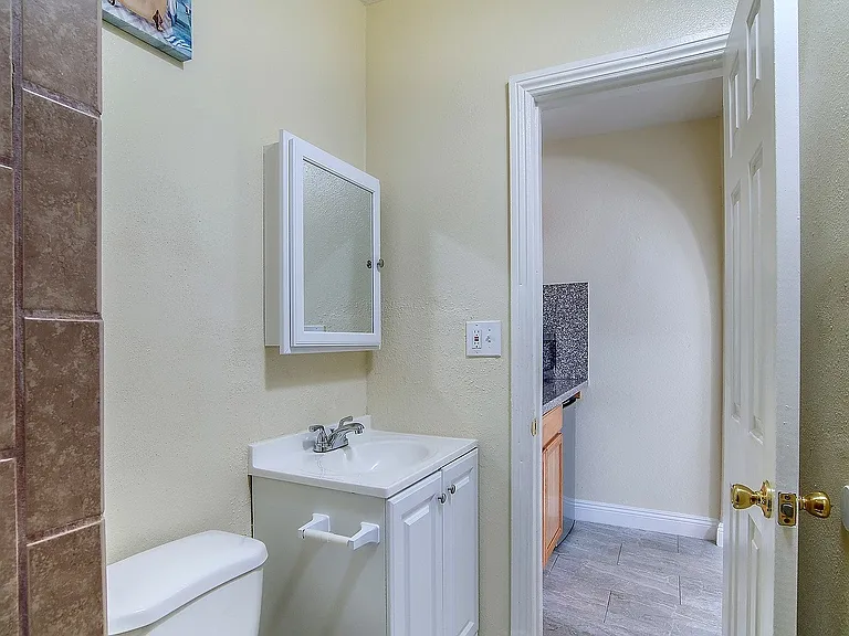 West Adams Studio Apartments — Photo 20