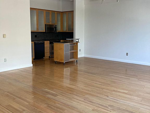 Open kitchen. Island can be moved.