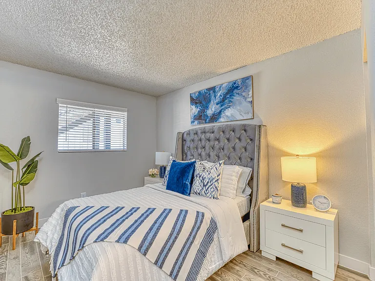 Las Brisas Apartment Homes — Photo 9